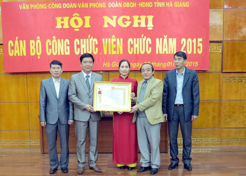 Thừa ủy quyền của Chủ tịch nước, Phó Bí thư Thường trực Tỉnh ủy Vương Mí Vàng đã trao Huân chương lao động Hạng Ba cho tập thể Văn phòng Đoàn ĐBQH – HĐND tỉnh