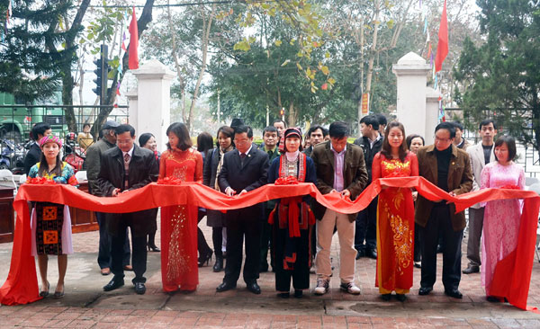 Các đại biểu cắt băng khai trương Triển lãm ảnh “Đảng Cộng sản Việt Nam – Đại hội và thành quả”