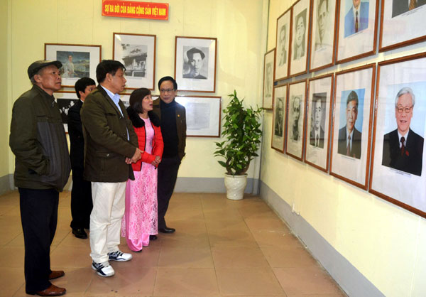 Triển lãm ảnh thu hút sự quan tâm của đông đảo công chúng.