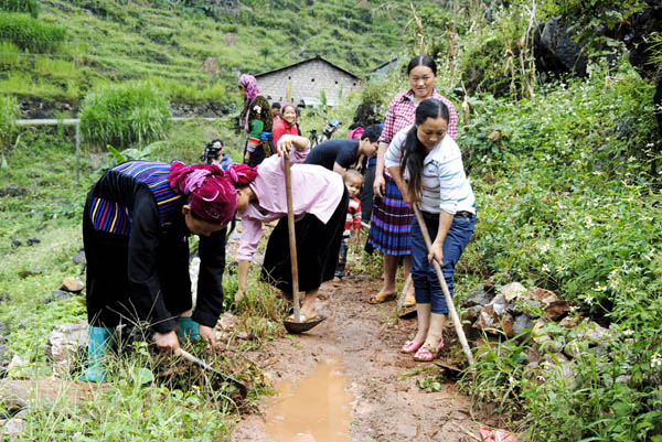Người dân xã Sủng Máng góp sức mở đường giao thông nông thôn. Ảnh: TIẾN HẰNG