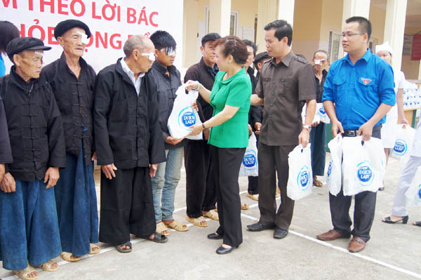 Bộ trưởng Bộ Y tế Nguyễn Thị Kim Tiến tặng quà cho các bệnh nhân mổ mắt nhân dịp đồng chí lên thăm Hà Giang.