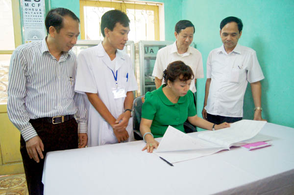 Bộ trưởng Bộ Y tế Nguyễn Thị Kim Tiến kiểm tra công tác khám, chữa bệnh tại một số cơ sở y tế trong tỉnh.