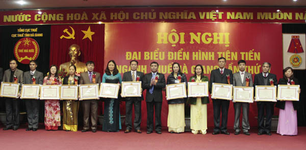 Đồng chí Nguyễn Đình Thi, Cục trưởng Cục Thuế Hà Giang trao tặng Giấy khen cho các cá nhân ngành Thuế có thành tích xuất sắc trong công tác năm 2014.  Ảnh: BIỆN LUÂN