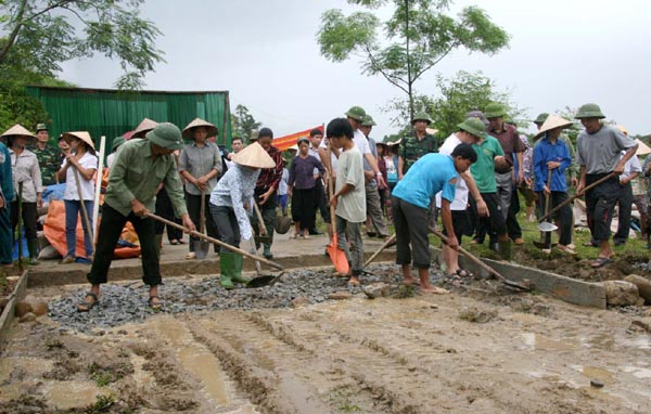 Làm đường giao thông nông thôn tại xã Việt Lâm.