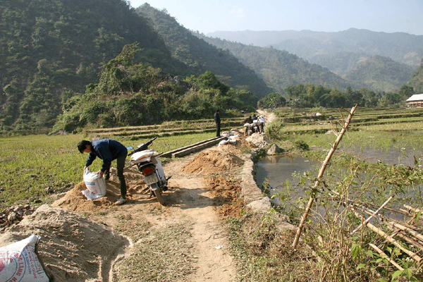 Tập trung vật liệu làm đường bê - tông nội đồng tại thôn Thanh Sơn, xã Thanh Thủy.