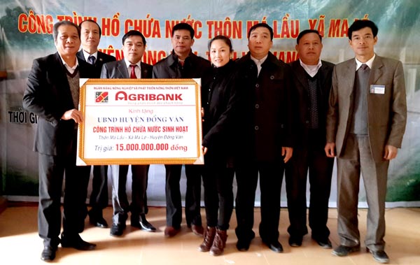 Agribank Việt Nam và Agribank Hà Giang bàn giao công trình Hồ chứa nước thôn Má Lầu cho huyện Đồng Văn và xã Ma Lé.	Ảnh: Hoa Sim