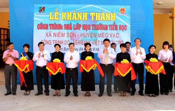 Lãnh đạo Agribank Việt Nam và Agribank Hà Giang, huyện Mèo Vạc  cắt băng khánh thành công trình nhà lớp học Trường Tiểu học xã Niêm Sơn. Ảnh: Quỳnh Lưu