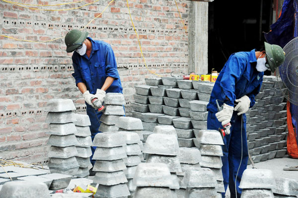 Trong giờ lao động của công nhân phân xưởng luyện Ăng-ti-mon Mậu Duệ.