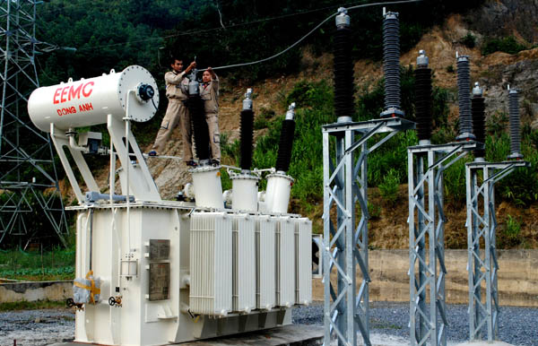 Lắp đặt các thiết bị trên đập ngăn nước thuỷ điện Sông Miện 5A.