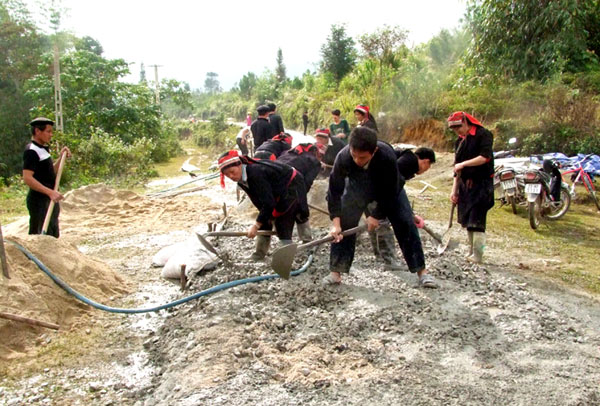 Bà con nhân dân xã Quản Bạ tích cực tham gia đóng góp ngày công làm đường giao thông nông thôn.