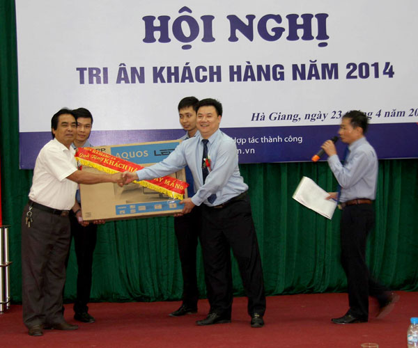 Lãnh đạo Ngân hàng TMCPĐTPT Hà Giang trao phần thưởng cho khách hàng trúng thưởng tại hội nghị tri ân khách hàng năm 2014.