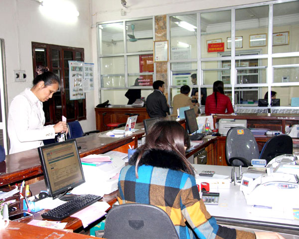 Khách hàng đến giao dịch tại Chi nhánh Ngân hàng TMCPĐTPT Hà Giang.