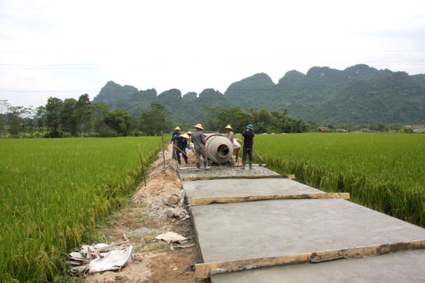 Làm đường bê tông nông thôn đã trở thành phong trào rộng khắp trong nhân dân,
