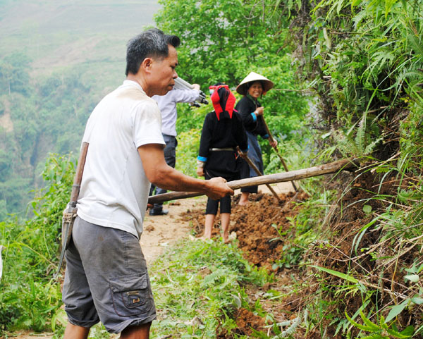 Người dân xã Giáp Trung (Bắc Mê) tham gia phát tuyến, tạo mặt bằng xây dựng hệ thống thuỷ lợi.