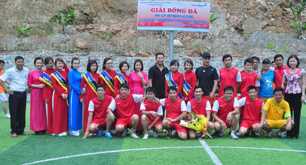 Lãnh đạo Ngân hàng TMCP Công thương - Chi nhánh Hà Giang  với Đội bóng đá cơ quan tham dự Giải bóng đá Cúp mi- ni Vietinbank Hà Giang.