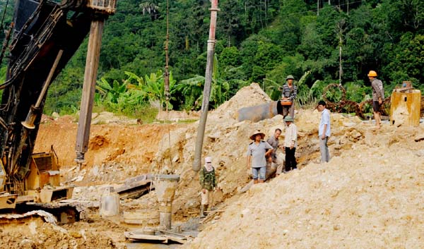 Các nhà máy xây dựng tại KCN Bình Vàng tác động đến giá đất (trong ảnh: Xây dựng Nhà máy chế biến gỗ MDF).   