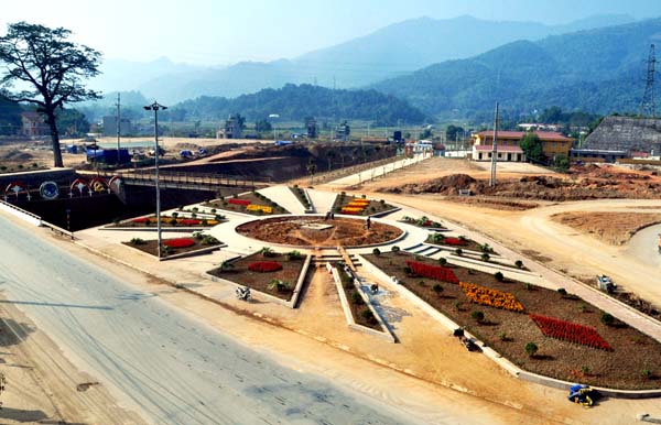 Đảo giao thông Cầu Mè được trang trí, tạo điểm nhấn cho thành phố Hà Giang.