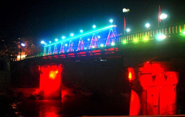 Cầu Yên Biên I được trang trí hệ thống đèn led trở nên lung linh, huyền ảo trong đêm.