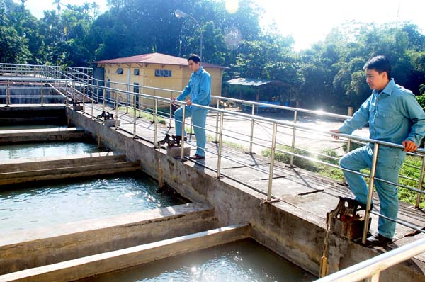 Công nhân vận hành thiết bị kỹ thuật tại Nhà máy sản xuất nước sạch thành phố Hà Giang.