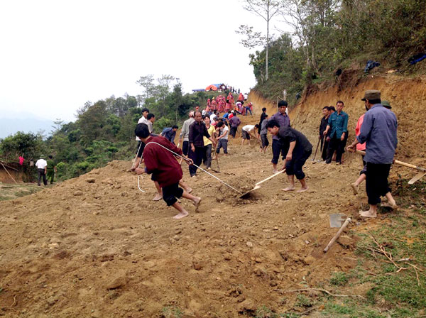 Huy động sức dân mở đường giao thông nông thôn.