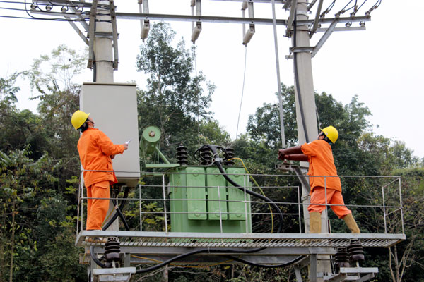 Công nhân Điện lực Yên Minh sửa chữa, hướng dẫn các thao tác cho người dân sử dụng điện.