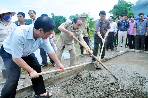 Các đồng chí lãnh đạo tỉnh, thành phố tham gia làm đường giao thông thôn, đây là nguồn cổ vũ, động viên nhân dân xã Phương Thiện thực hiện tốt Chương trình XDNTM.