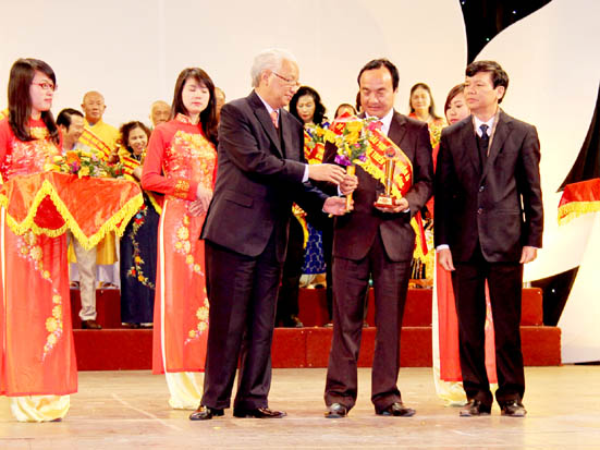 Ông Phạm Công Nhân được Quỹ trái tim vàng Việt Nam vinh danh “Trái tim vàng nhân ái”.