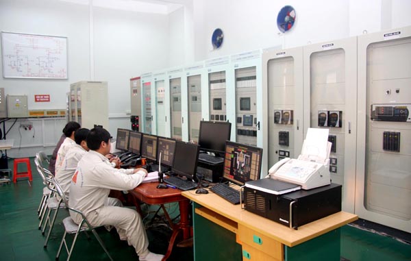 Công nhân trực vận hành.