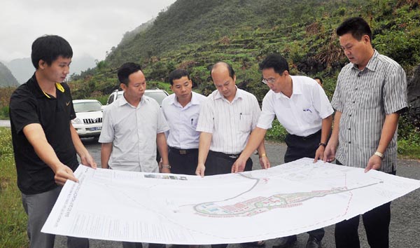 Phó Chủ tịch Thường trực UBND tỉnh Nguyễn Văn Sơn cùng lãnh đạo Ban quản lý ĐTXDCCTTĐ của tỉnh kiểm tra thực tế Quy hoạch chi tiết Khu kinh tế Cửa khẩu Phó Bảng (Đồng Văn).