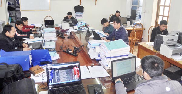 Cán bộ, nhân viên Ban quản lý ĐTXDCCTTĐ của tỉnh gấp rút triển khai công việc cuối năm.