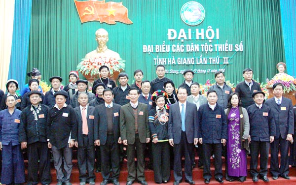Đoàn đại biểu huyện Yên Minh chụp ảnh cùng các đồng chí lãnh đạo Trung ương, tỉnh tại Đại hội Các dân tộc thiểu số Hà Giang. Ảnh: KHÁNH TOÀN