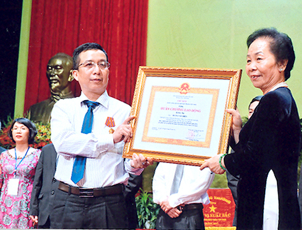 Phó Chủ tịch nước Nguyễn Thị Doan trao Huân chương Lao động hạng Ba cho Công ty Điện lực Hà Giang.