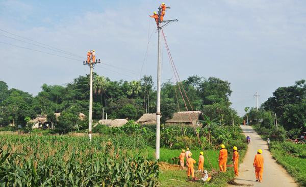 Công ty Điện lực Hà Giang phối hợp trao xe đạp phát điện cho các hộ chưa được sử dụng điện lưới Quốc gia tại xã Phương Độ (TPHG).