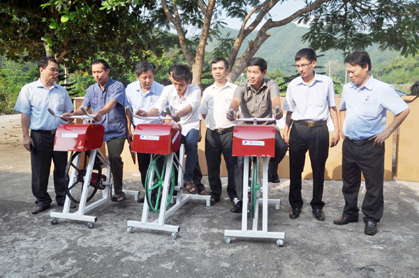 Công nhân ngành Điện Hà Giang diễn tập phòng, chống lụt bão tại huyện Bắc Quang.