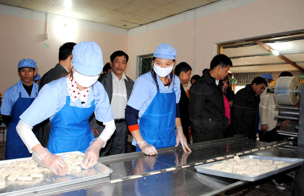 Lãnh đạo huyện Đồng Văn thăm cơ sở sản xuất các loại bánh kẹo từ hạt Tam giác mạch, gạo Khẩu mang Thành Thịnh.