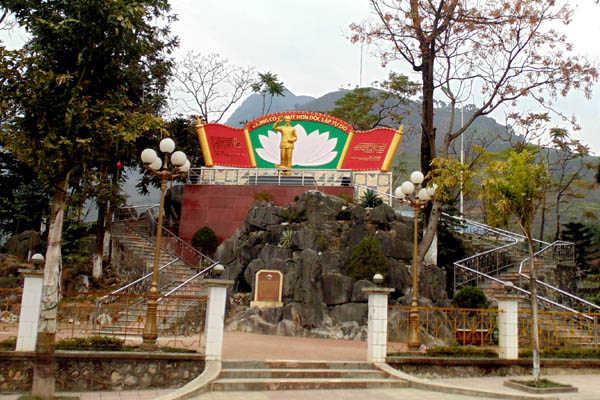 Khuôn viên Tượng đài Bác được sửa sang đẹp đẽ, tạo dấu ấn cho du khách.