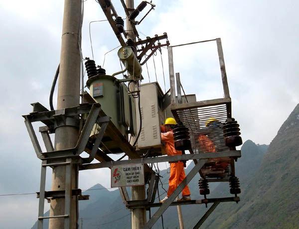Công nhân Điện lực Mèo Vạc kiểm tra hoạt động của trạm biến áp.