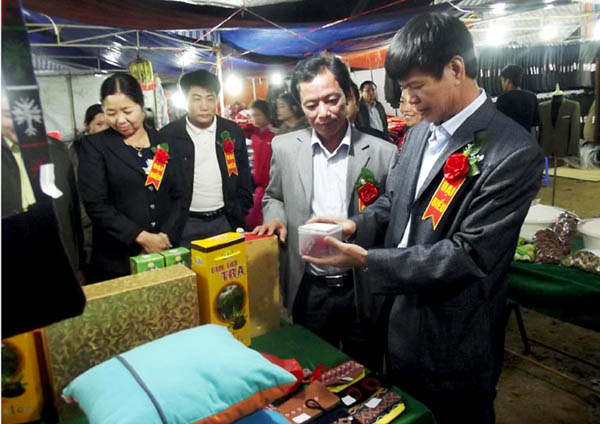 Trưởng ban Tổ chức Tỉnh ủy Nguyễn Trung Tài cùng lãnh đạo huyện tham quan các gian hàng tại Hội chợ Thương mại huyện Hoàng Su Phì. Ảnh:TIẾN LÂM