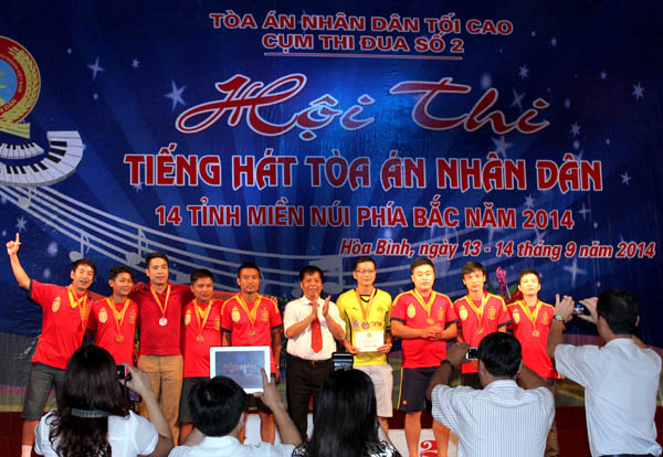 Ban tổ chức trao Huy chương Đồng cho Đội bóng đá nam TAND tỉnh Hà Giang tại Hội thao – Hội thi tiếng hát Cụm thi đua số II, TAND 14 tỉnh miền núi phía Bắc, tổ chức tại tỉnh Hòa Bình.