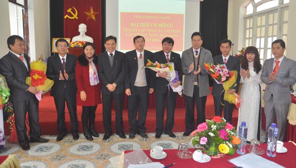 Phó Chủ tịch Thường trực UBND tỉnh Nguyễn Văn Sơn tặng hoa chúc mừng HĐQT, Ban kiểm soát Công ty Cổ phần cấp thoát nước Hà Giang.