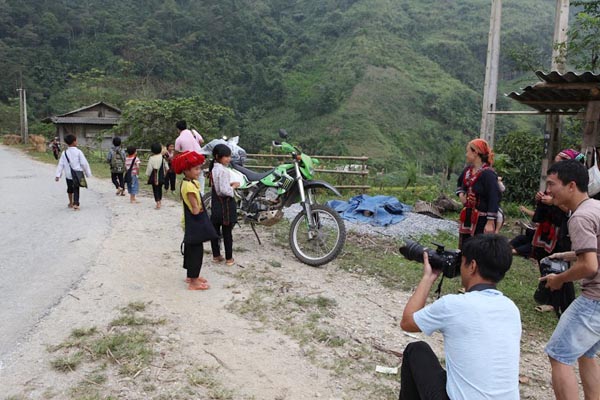 Du khách khám phá nét đẹp, văn hóa truyền thống của các dân tộc khi đến với Hoàng Su Phì.