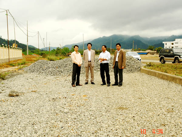 Hệ thống đường giao thông nội bộ của KCN Bình Vàng đang được đẩy nhanh thi công, trong đó mặt đường được rải đá răm tiêu chuẩn dày 12cm, láng nhựa 3 lớp tiêu chuẩn 4,5kg/m2.