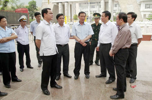 Các đồng chí Phan Diễn, nguyên Thường Trực Ban Bí thư và Vương Đình Huệ, Trưởng Ban Kinh tế Trung ương cùng đoàn công tác khảo sát tại cửa khẩu quốc tế Thanh Thủy.