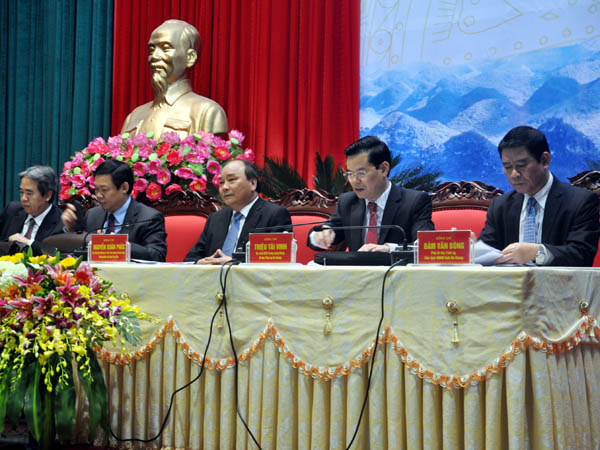 Các đồng chí lãnh đạo T.Ư và tỉnh chủ trì Hội thảo.