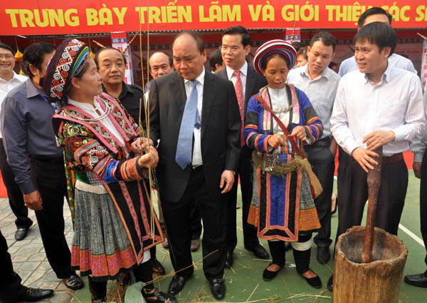 Phó Thủ tướng Chính phủ Nguyễn Xuân Phúc thăm mô hình dệt vải lanh tại khu trưng bày.