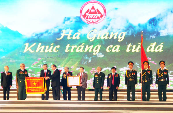 Phó Thủ tướng Chính phủ Nguyễn Xuân Phúc trao Quyết định phong tặng danh hiệu Anh hùng Lực lượng vũ trang nhân dân cho tập thể đơn vị H100, Lực lượng TNXP mở đường Hạnh phúc.