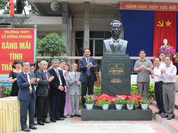 Đồng chí Đàm Văn Bông, Phó Bí thư Tỉnh ủy, Chủ tịch UBND tỉnh; các đồng chí Ban liên lạc Hội cựu học sinh Trường THPT Lê Hồng Phong tại Hà Nội cắt băng khánh thành tượng đài cố Tổng Bí thư Lê Hồng Phong.