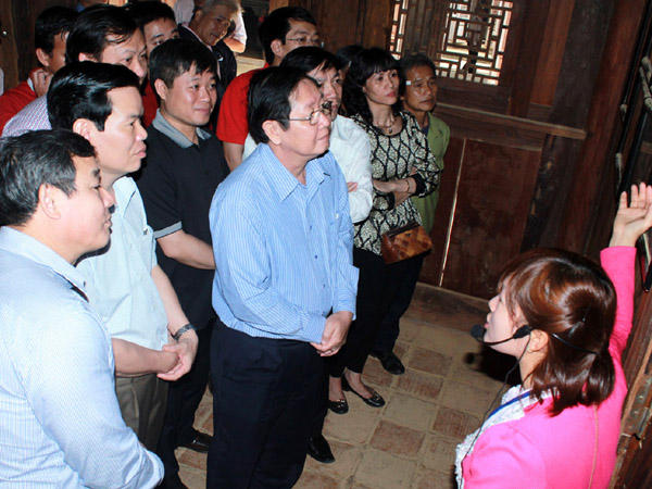 Đồng chí Lê Vĩnh Tân, Phó Ban Kinh tế Trung ương cùng Bí thư Tỉnh ủy Triệu Tài Vinh và thành viên Đoàn công tác thăm Dinh thự họ Vương