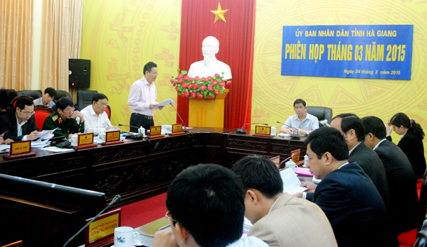 Chủ tịch UBND tỉnh Đàm Văn Bông điều hành phiên họp.  
