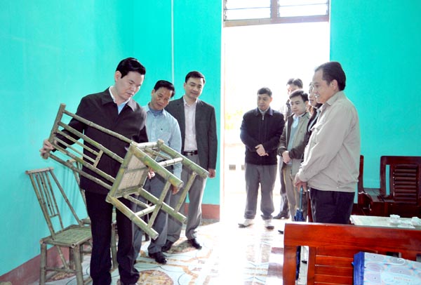 Bí thư Tỉnh ủy Triệu Tài Vinh cùng lãnh đạo huyện Quản Bạ kiểm tra sản phẩm bàn, ghế trúc do nhân dân xã Thái An tự làm bằng nguồn nguyên liệu địa phương.